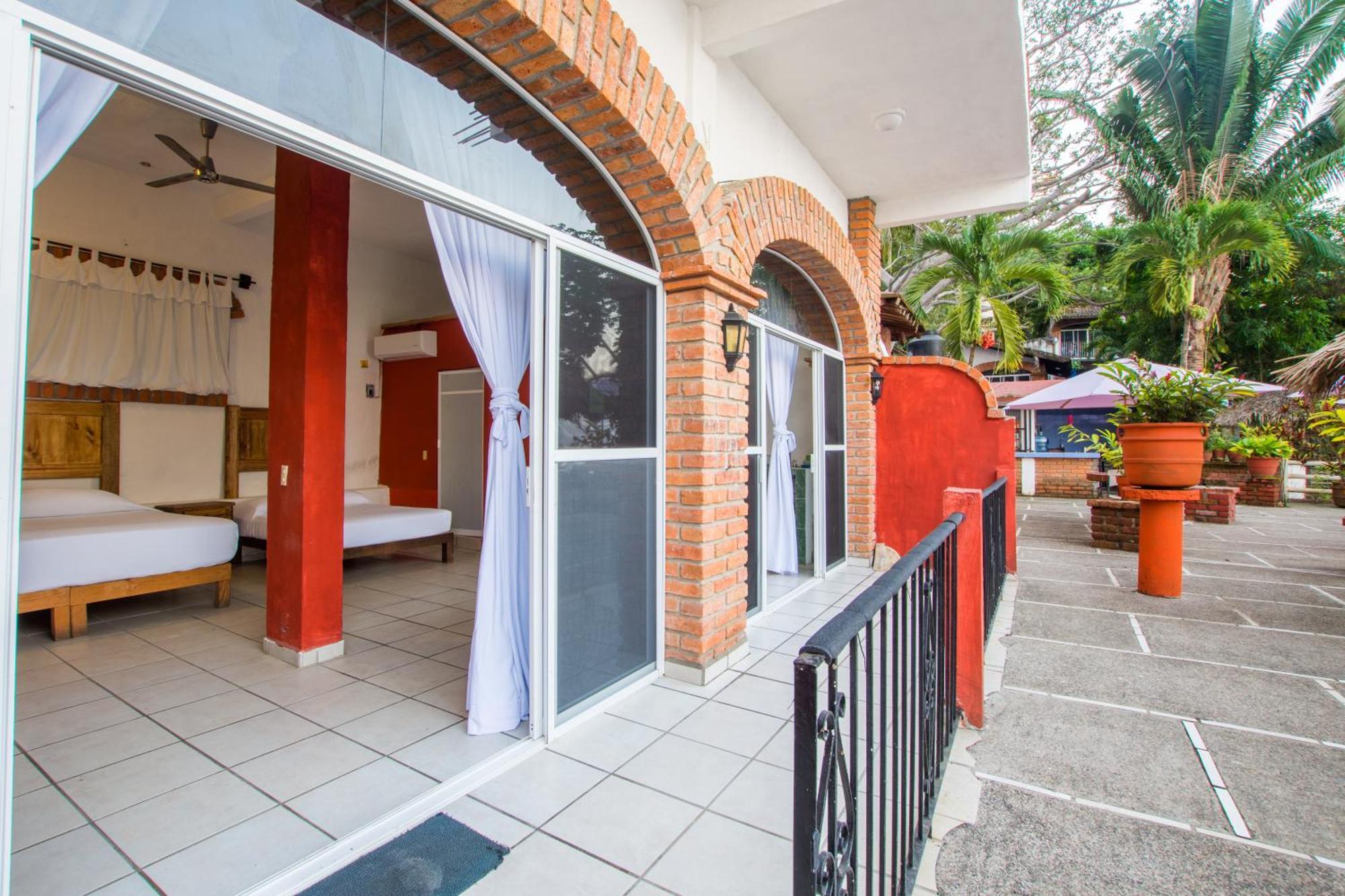 Traditional Sierra Leon Oceanfront Rooms - Adults Only プエルトバラータ エクステリア 写真